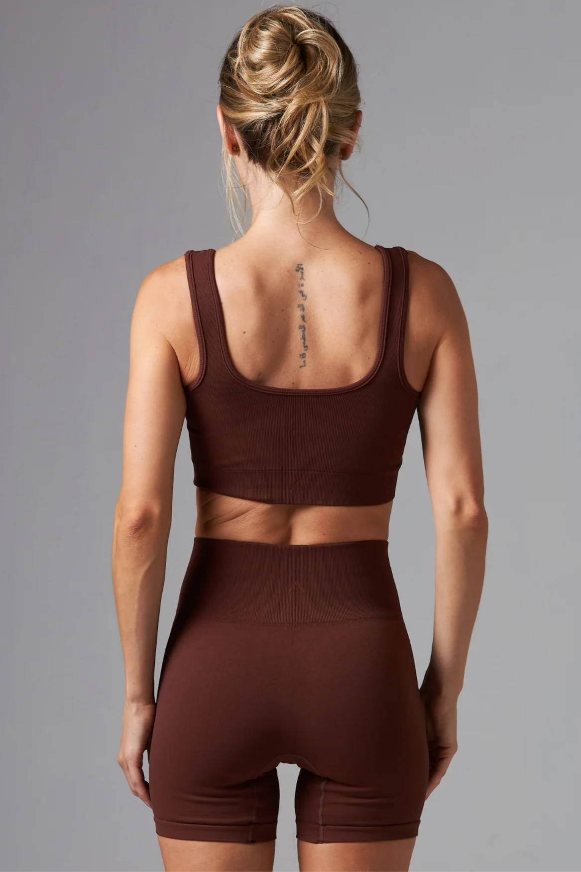 Short Outsider Seamless Dark Brown - Image 4