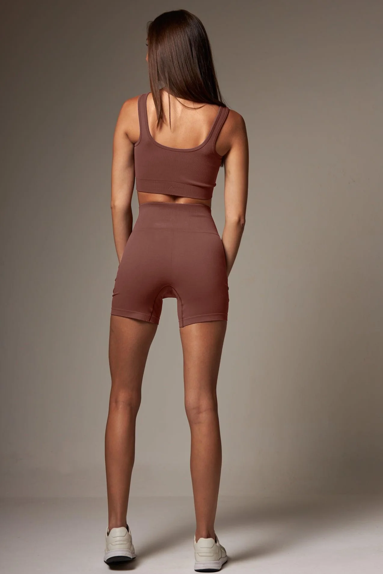 Short Outsider Seamless Middle Brown - Image 3